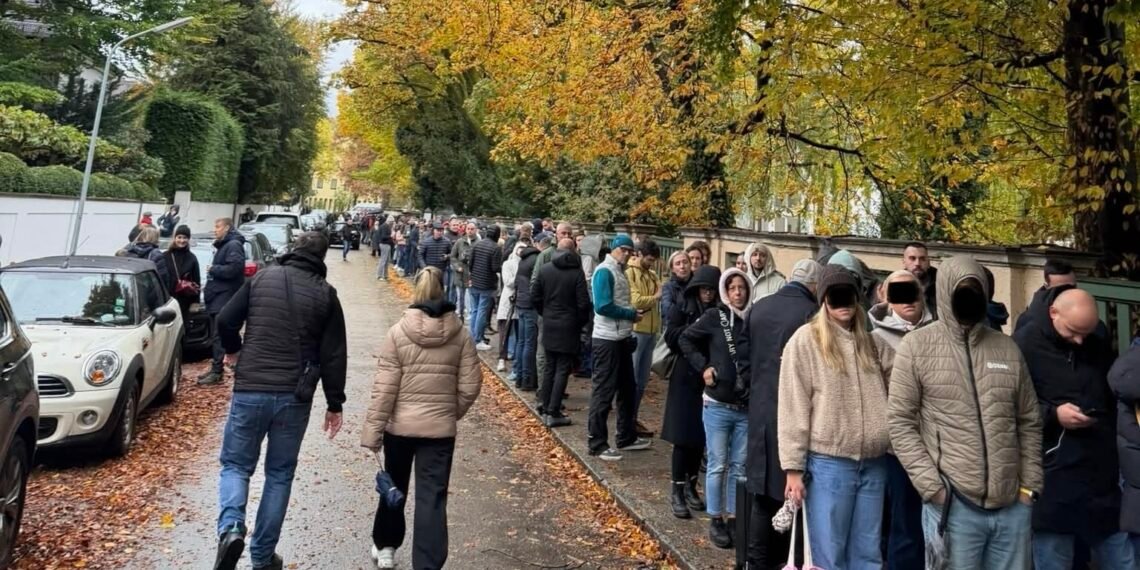 Nezapamćene gužve pred biračkim mjestima u Njemačkoj: Srbi danas biraju novi parlament