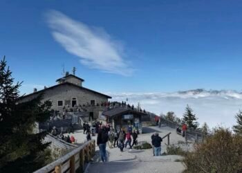 Veliki požar na Hitlerovu „Orlovu gnijezdu”: Privedena jedna osoba, više od 200 vatrogasaca na terenu